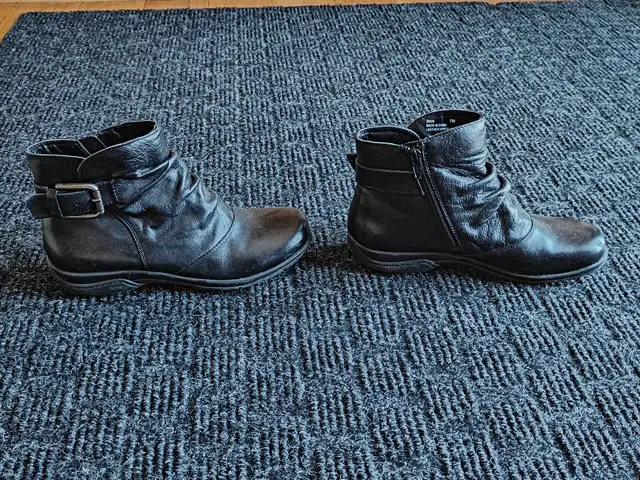 Women Clarks Black Leather Ankle Boots | Size 7M | Ruched Zipper in Women's - Shoes in Calgary - Image 4