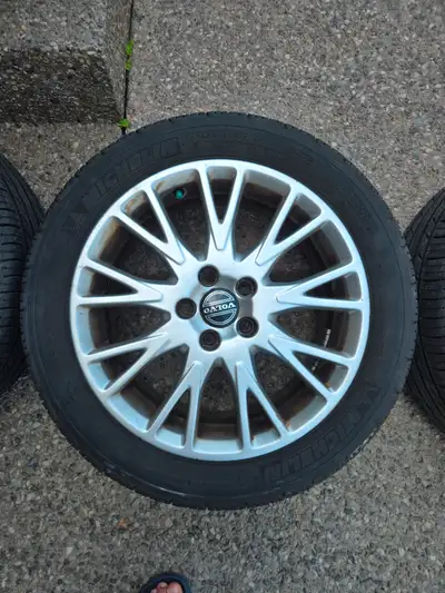 Volvo part number 30647472 is an OEM (Original Equipment Manufacturer) wheel rim, specifically for t...