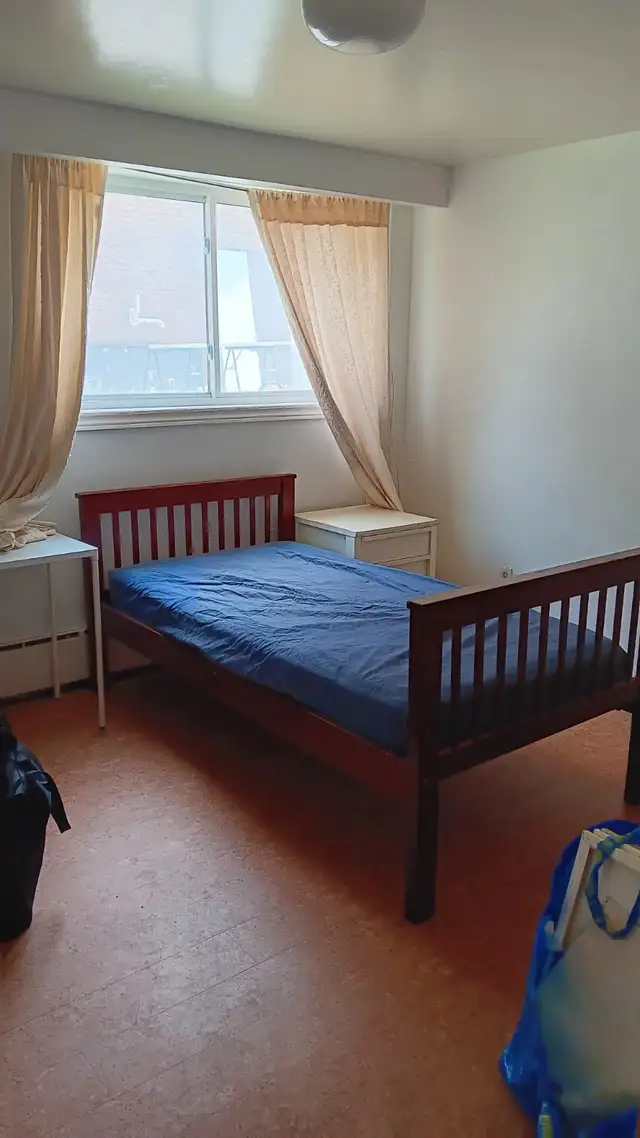 Furnished room in 3bdrm apt ground floor in a triplex