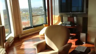 $2400/Luxury Penthouse Condo  11 O'REILLY PH1-1  Nuns