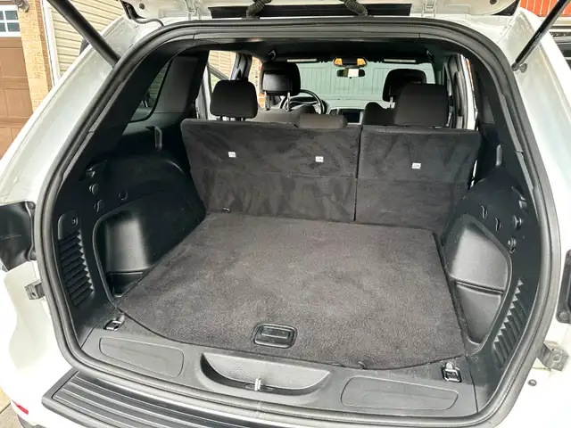 2011 Jeep Grand Cherokee Laredo – Minor issue, full transparency dans Autos et camions dans Ottawa - Image 12
