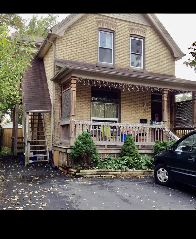 Old south Upper 2 bedroom private entrance ,laundry,deck