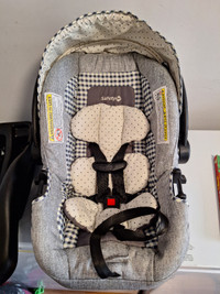 Coquille Safety First car seat + base.