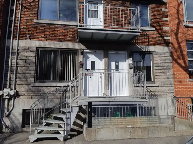 5 ½ à louer RDC D’UN DUPLEX, 2 CHAMBRE FERME, 2,300$ PAR MOIS