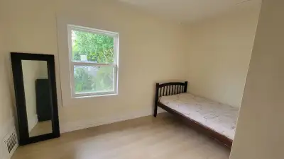 Room for Rent in 4-Bedroom House – Close to University of Niagara & Niagara Falls Looking for a clea...