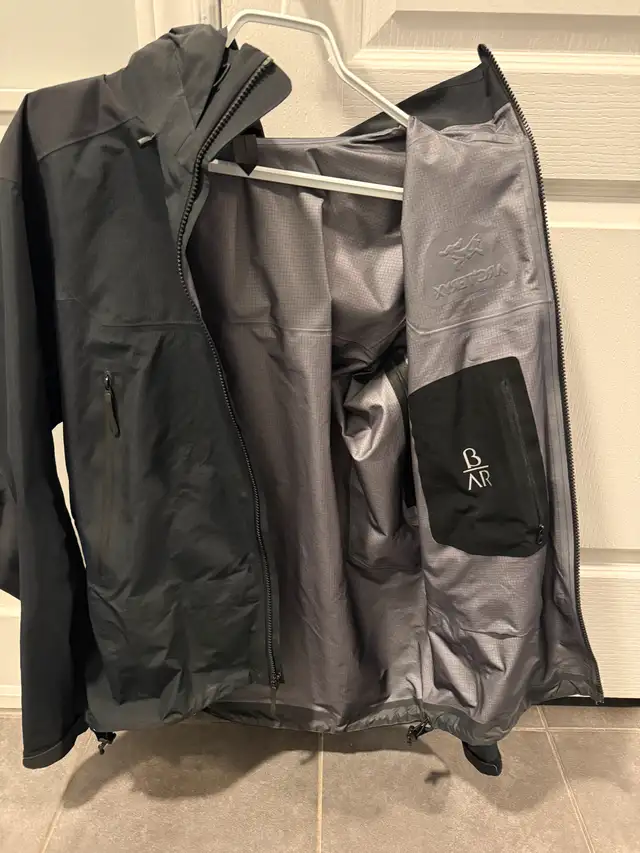Arcteryx Beta AR Jacket Goretex - Size Small in Men's in Markham / York Region - Image 4