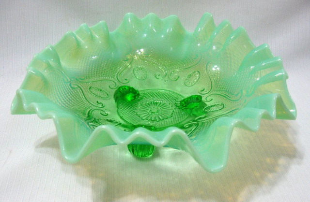 ANTIQUE NORTHWOOD GREEN OPALESCENT THRE FEET RUFFLED EDGE  BOWL dans Art et objets de collection  à Ouest de l’Île - Image 3