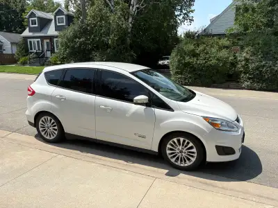 SE, with the cold weather upgrade. Power Heated seats, leather steering wheel, upgraded radio, power...