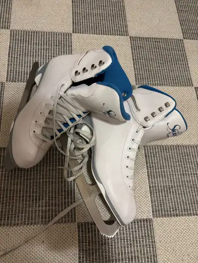 Patin utiliser mais marche superbe! Besoin d’être aiguisé Date de sa fait 3-4 ans Taille 9 femme. Né...