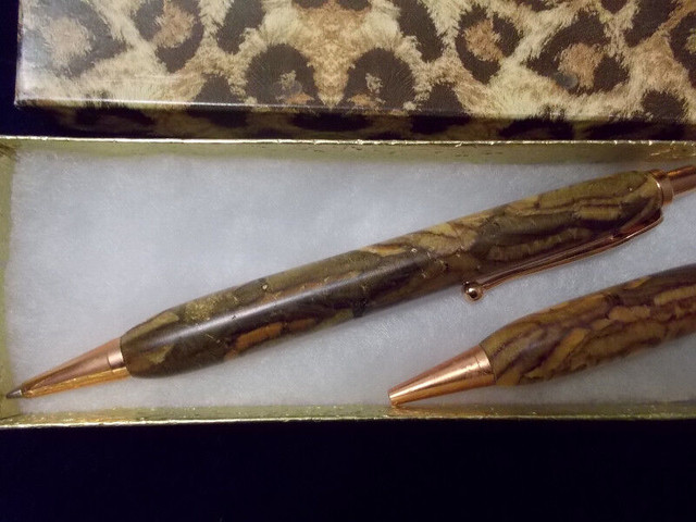 Beautiful Hand Carved Wooden Pen and Pencil dans Autre  à London - Image 3