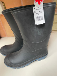 rubber boot• Brand new never worn woman’s size 7