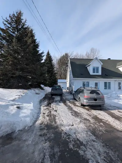 Jumelé disponible pour la location à partir du 1er mai 2026. Voici les détails ✓ Drummondville, sect...