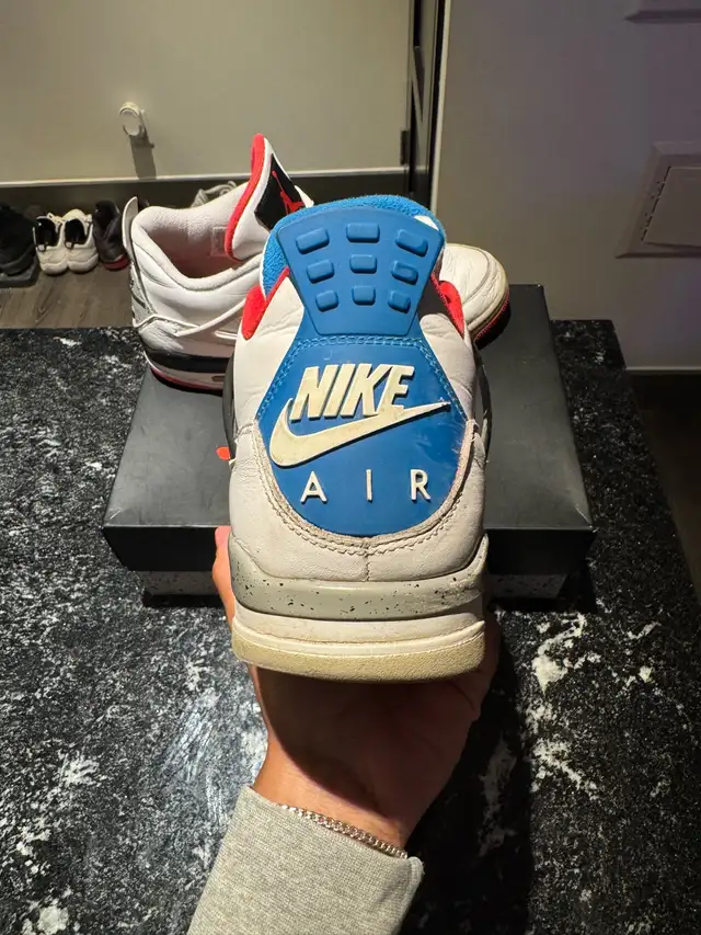 Jordan 4 Size 10.5 in Men's Shoes in Mississauga / Peel Region - Image 4