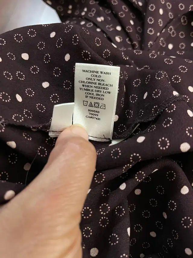 Ann Taylor women’s small sleeveless blouse, maroon bow detail in Women's - Tops & Outerwear in Oshawa / Durham Region - Image 10