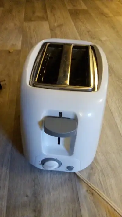 Grille pain électrique en bon état.