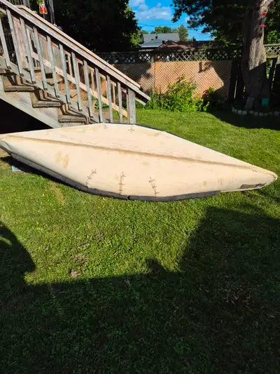 12 ft comes with 2 paddles, motor mount, new seat, new sponson with hardware. Barely used No leaks.