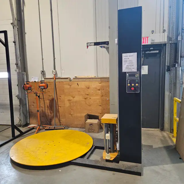 Pallet wrapping machine