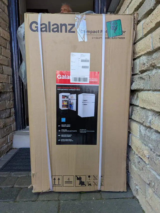 Galanz Retro Mini Refridgerator White 3.1 Cu. Ft - New In Box in Refrigerators in Mississauga / Peel Region - Image 5