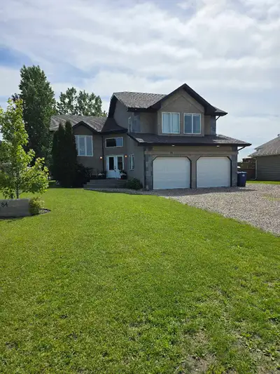 3 bed 2 bath upper level suite in Blumenort, MB. Available July 15 2026 30 Minutes south of Winnipeg...