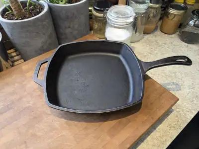 Lodge Square Logic Pre-Seasoned Cast iron skillet , View more