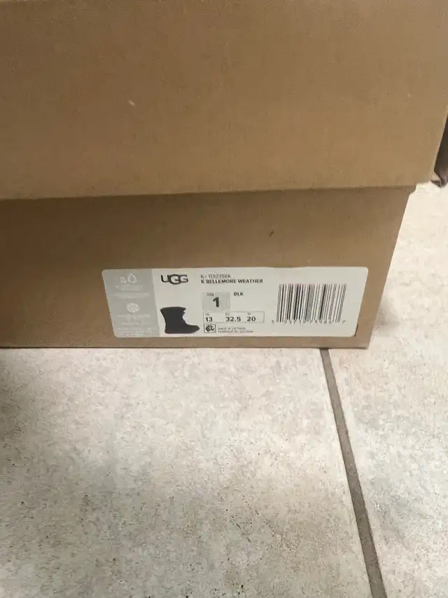 UGG boots - kids size 1 in Kids & Youth in City of Toronto - Image 7