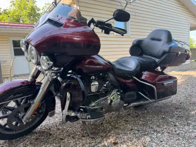 2015 HD FLHTK 120,000 km - mileage is reflected in price. 2nd owner, first was a true touring guy… 1...