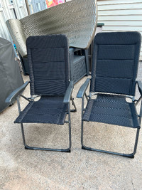 Deux chaises de patio noire pliante et ajustable