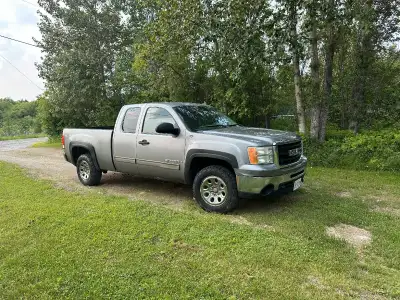 2009 GMC Sierra Extended cab (4 door) Silver in color 139,000 KM asking $14,000. In great shape, com...