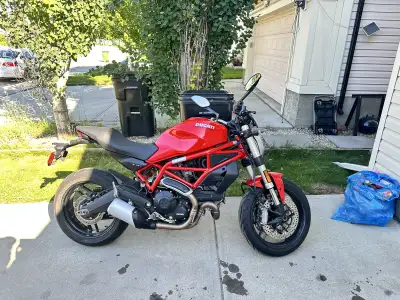 Selling my 2017 Ducati Monster 797 with only 2700kilometres, a sleek and sporty motorcycle perfect f...