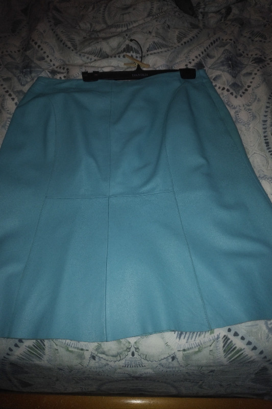 Danier size xl (fits like 2xl) 3/4 length coat in Women's - Tops & Outerwear in Oshawa / Durham Region - Image 3