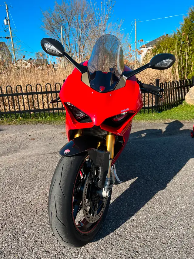 Ducati Panigale V4S in Sport Bikes in Laval / North Shore - Image 11
