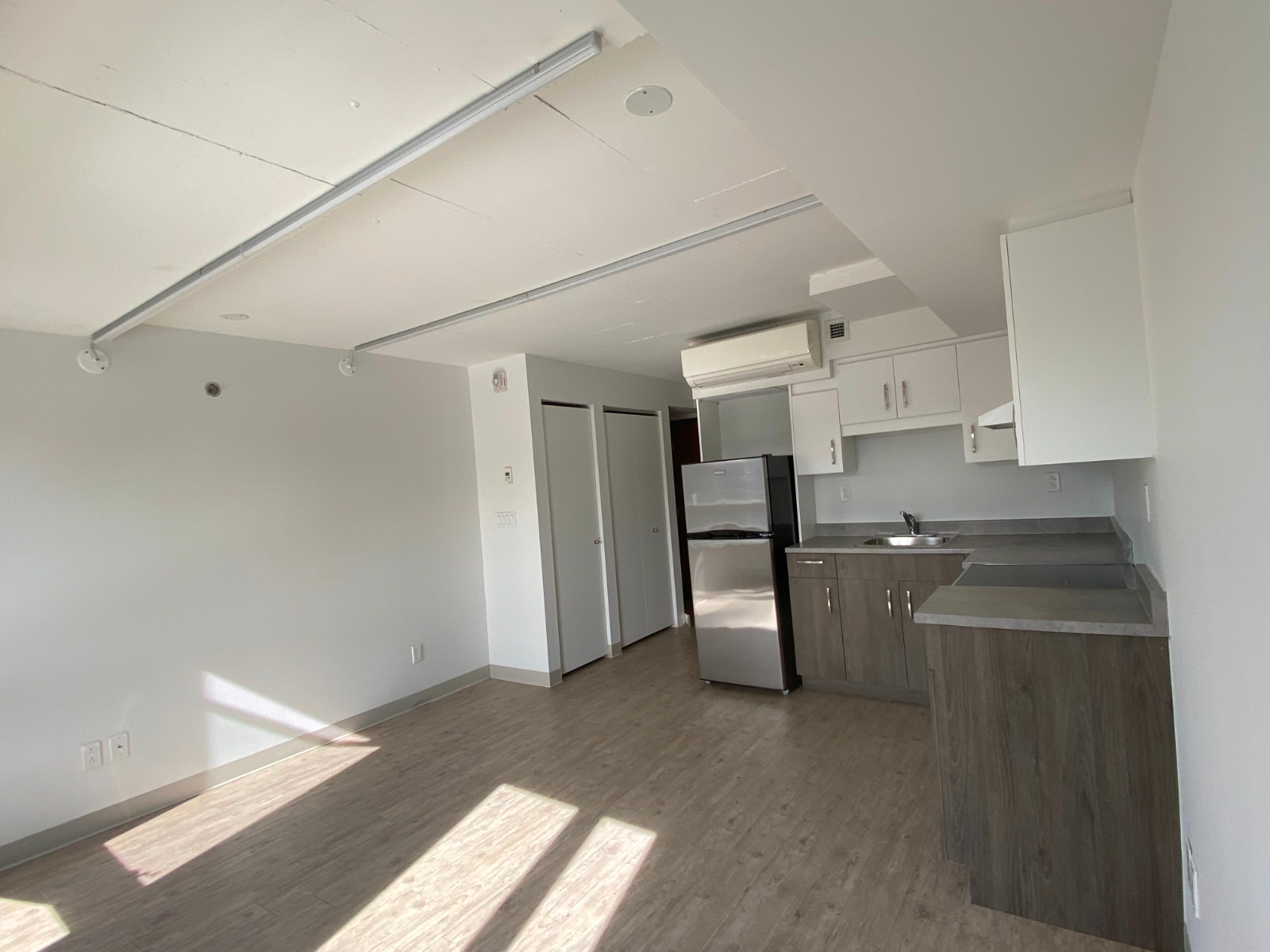 STUDIO ALL INCLUSIVE + 1 YR. INTERNET DOWNTOWN MONTREAL — photo 2