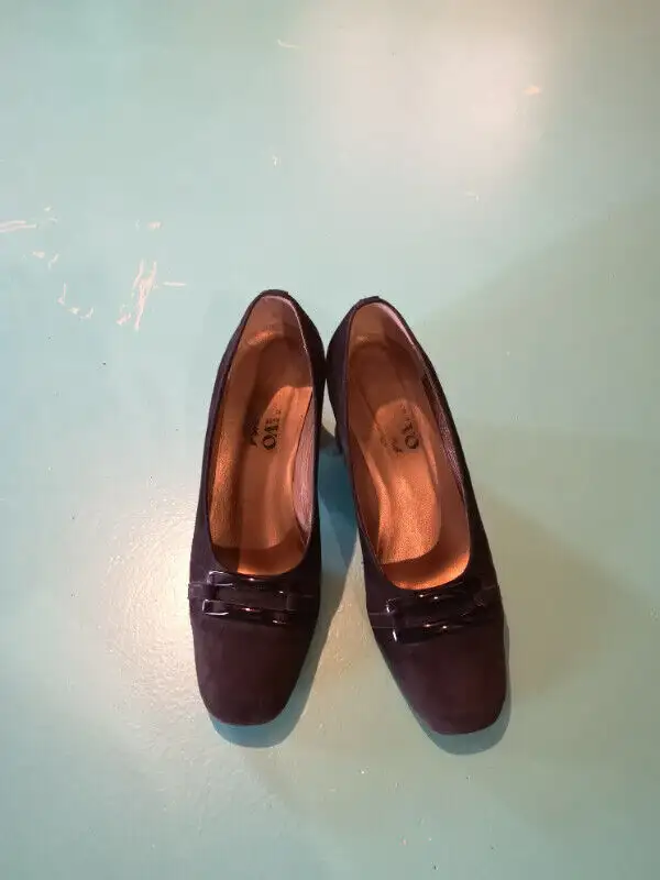 Browns women high heel shoes - size 6.5 in Women's - Shoes in Calgary - Image 3