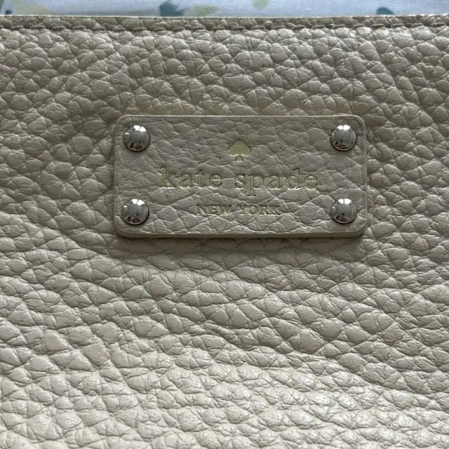 KATE SPADE SAND/WHITE PEBBLED LEATHER CROSSBODY in Women's - Bags & Wallets in Markham / York Region - Image 3