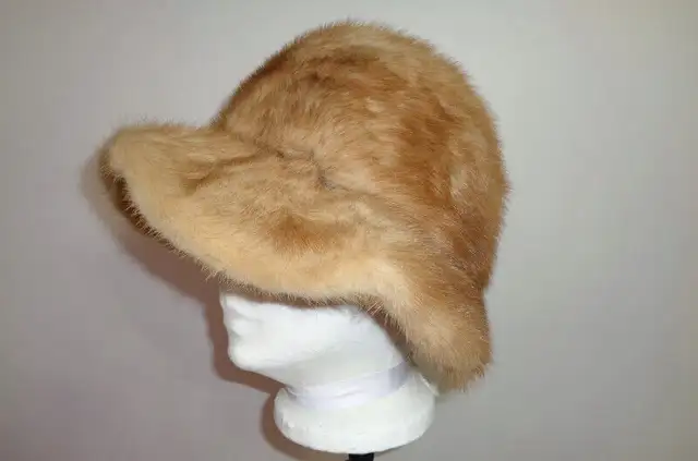 CHAPEAU FAUX VISON-UNITED HATTERS CAP &MILLINERY WKRS-MEDIUM in Women's - Tops & Outerwear in City of Montréal - Image 3