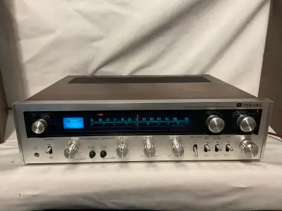 * magnifique récepteur et amplificateur * *** Recappé au complet*** Donc fiable et d’une très belle...