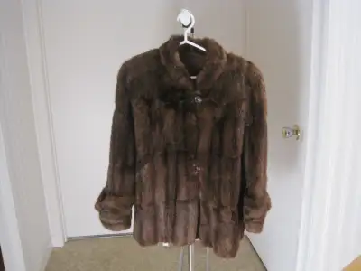 Très beau manteau en fourrure de rat musqué / muskrat fur coat, View more
