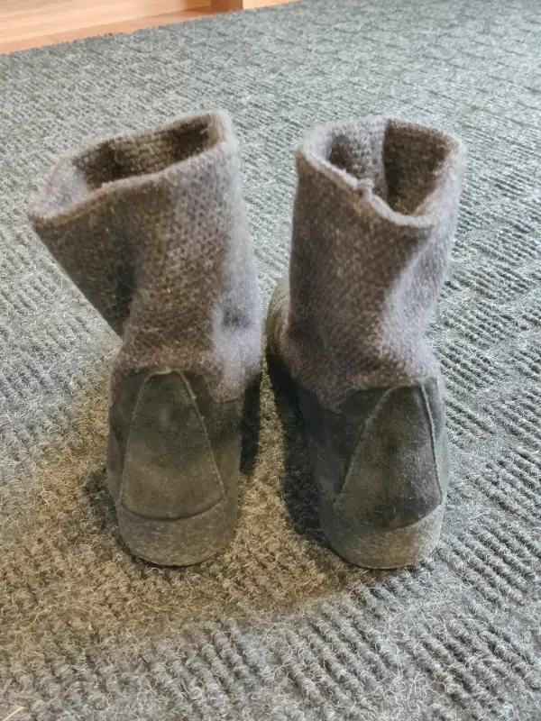 Aerosoles Suede Winter Boots / Booties / Shoes - Women Size: 6.5 in Women's - Shoes in Calgary - Image 5