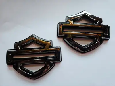 ocated in montreal for pick up. shipping available with tracking. Assorted harley-davidson items Met...