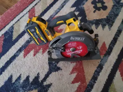 For sale in great working order Dewalt flexvolt circle 20v saw , comes with 9 ah flexvolt battery as...