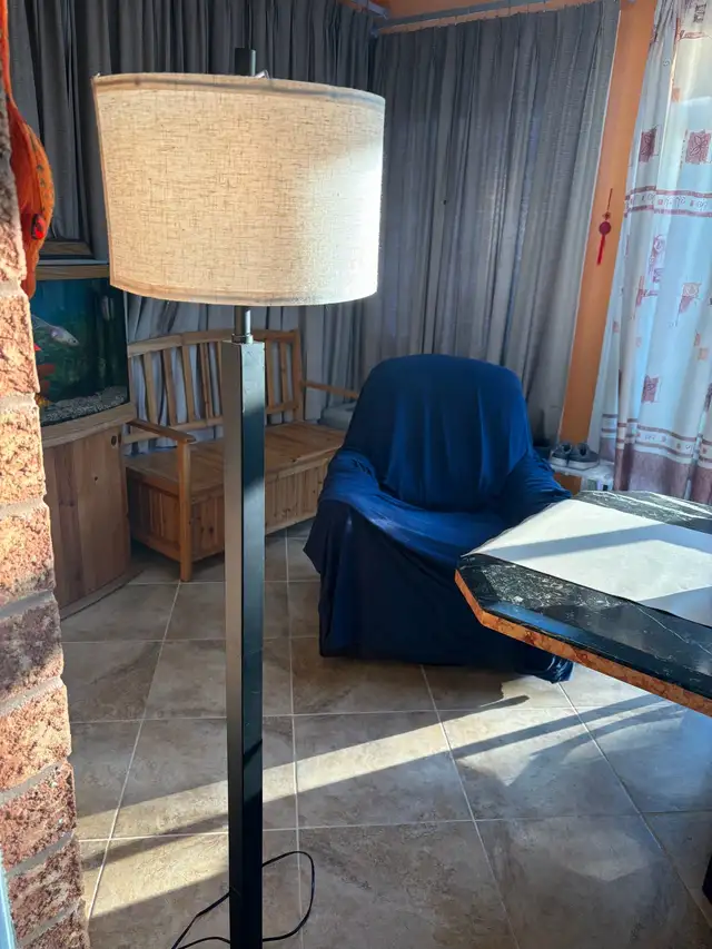 Floor lamp in Indoor Lighting & Fans in Markham / York Region - Image 2