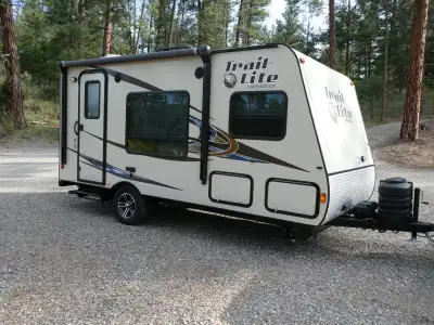 2013 Trail - Lite , Model 189 QB 3 Piece Bathroom ( Toilet, Shower, Sink, Medicine Cabinet, 12 V roo...