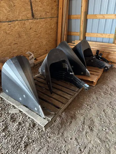 E-Kay Crop dividers for Case IH 40 series sprayers. Comes with all mounting hardware. Only used for...