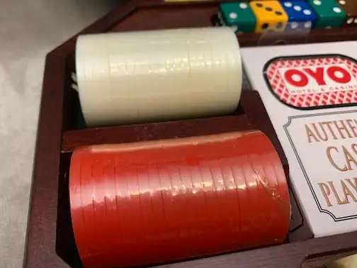 VINTAGE CLASSIC WOODEN CASE NEW IN BOX POKER CHIPS WITH CARDS AN in Arts & Collectibles in Mississauga / Peel Region - Image 5