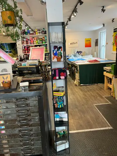 Etagere en métal (acier) faite sur mesure par un atelier montréalais, chaque section mesure 9 pouces...