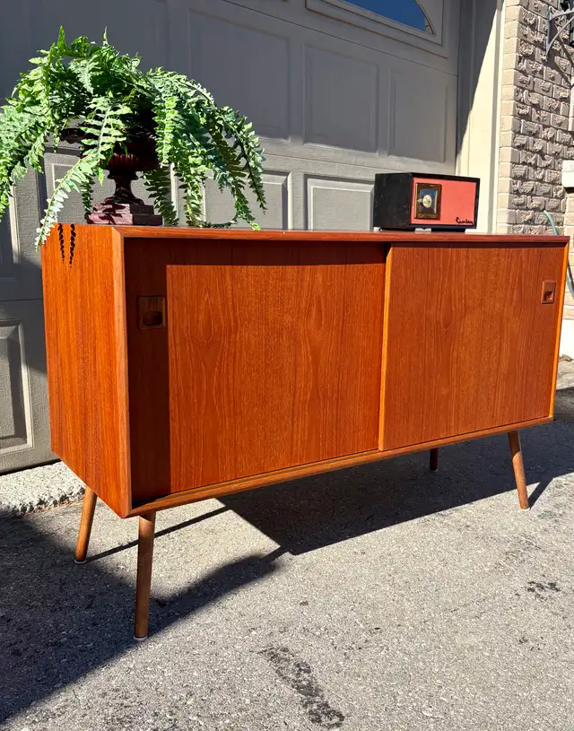 Teak Vintage Mid Century Modern Sideboard / Entertainment Unit in Hutches & Display Cabinets in Oshawa / Durham Region - Image 4