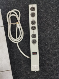 Rack mountable power bar with six outlet and ears to mount