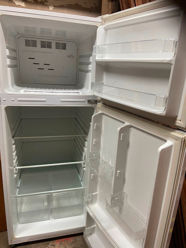 Clean Apartment Size Refrigerator in Refrigerators in St. Catharines - Image 2