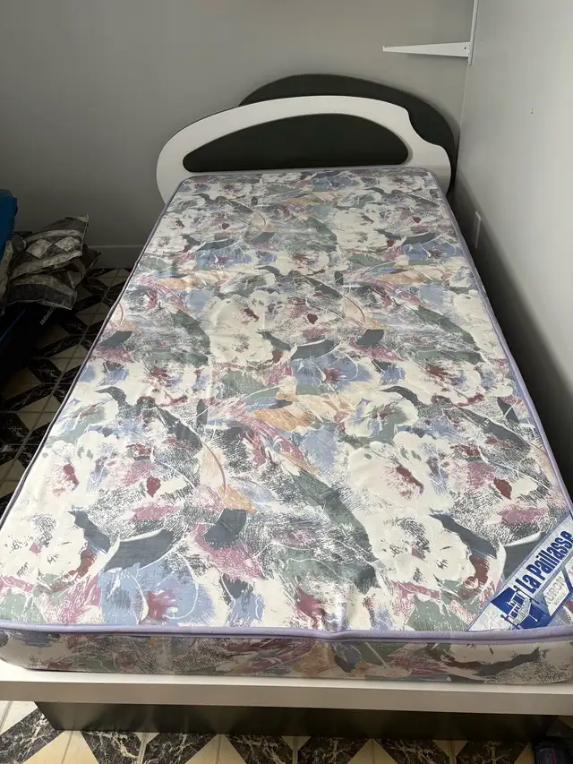 Lit et matelas 40 pouces in Beds & Mattresses in Trois-Rivières - Image 3