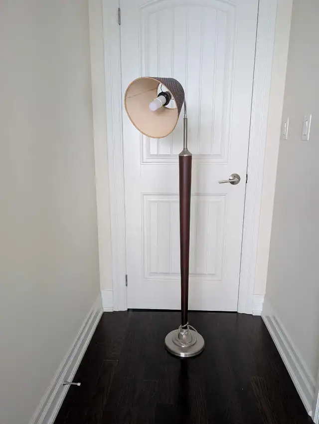 Floor lamp in Indoor Lighting & Fans in Mississauga / Peel Region - Image 2